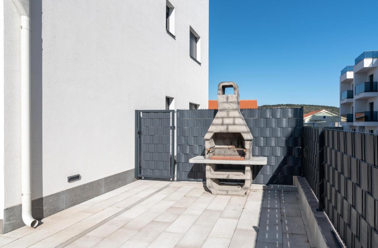 Poolside 2 Bedroom Ap. Mare Trogir Exterior foto